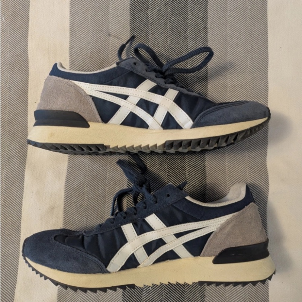 Onitsuka Tiger
Size 6.5 US
Dark blue/navy and white
Good condition